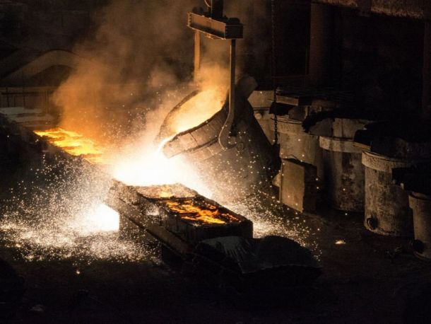 加入嘉碳品牌增碳剂后，工人将钢水注入钢
